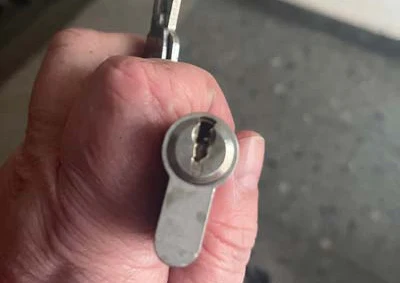 Haustür mit verklebtem Schloss wird geöffnet