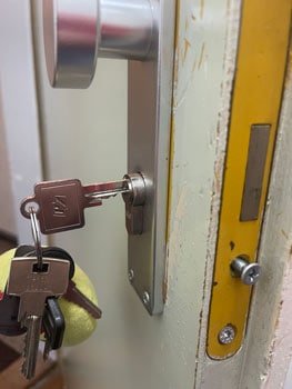 Schlüssel dreht im Schloss durch